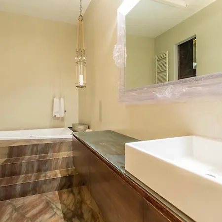 Campo De Fiori Luxury Jacuzzi & Cinema *